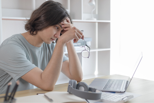 英語学習に悩む社会人の様子